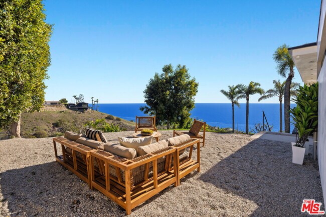 Building Photo - 4732 Avenida Del Mar