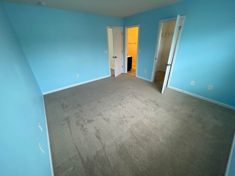 Building Photo - Room in House on Agnew Dr