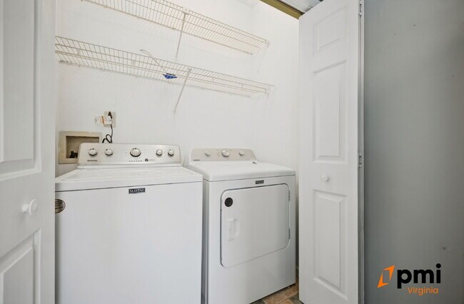 Building Photo - 2 Bed 2.5 Bath renovated townhome Virginia Beach