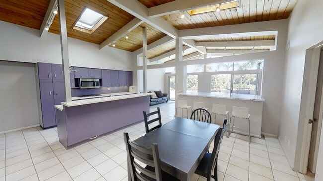 Building Photo - POOL house! BIG rooms! 8 Bedrooms (Lease o...