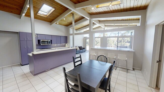 Building Photo - POOL house! BIG rooms! 8 Bedrooms