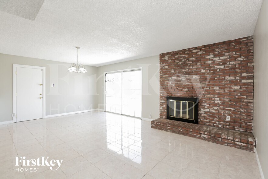 Building Photo - 825 Antigua St