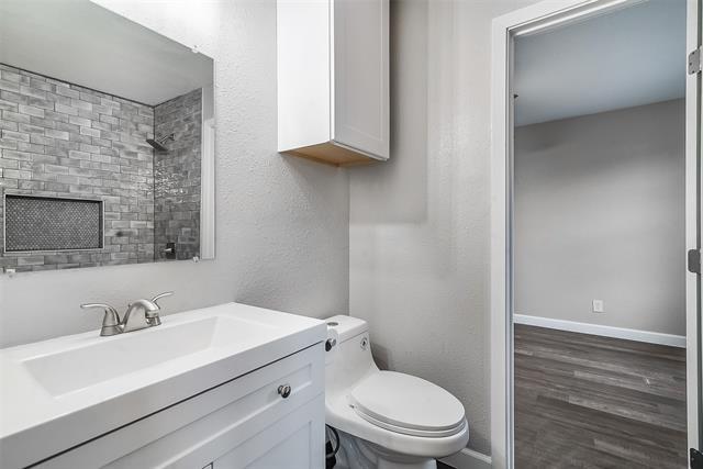 Building Photo - 813 S Valentine Dr