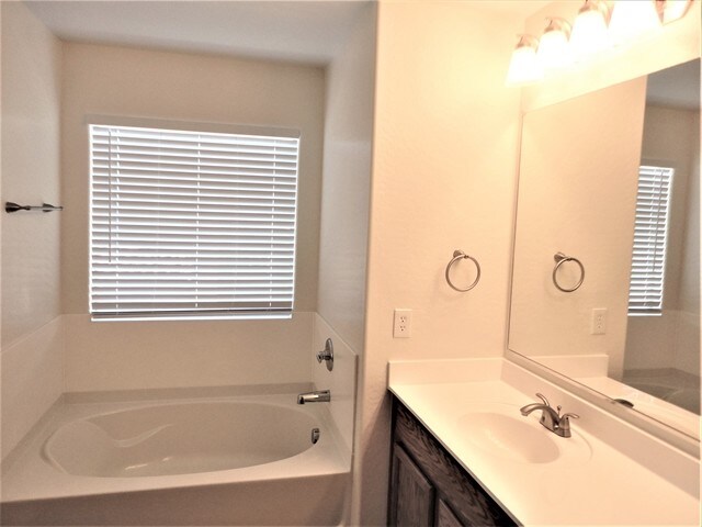 Building Photo - 1033 S Deerfield Ln