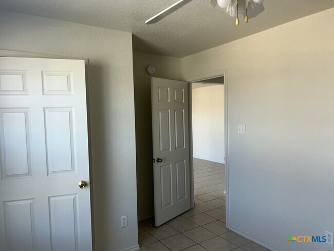 Building Photo - 3307 Toledo Dr