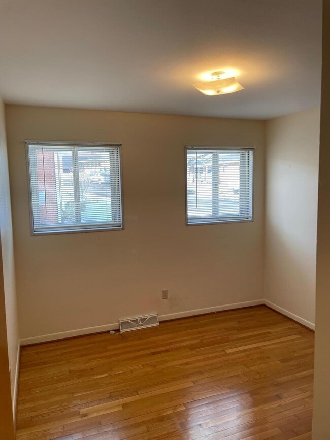 Building Photo - 2010 Hazelwood Dr