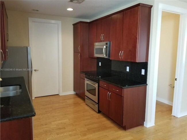 Building Photo - LARGE 3-bed, 3-bath townhome with 2-car ga...