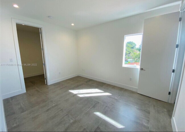Building Photo - 3653 SW 25th St