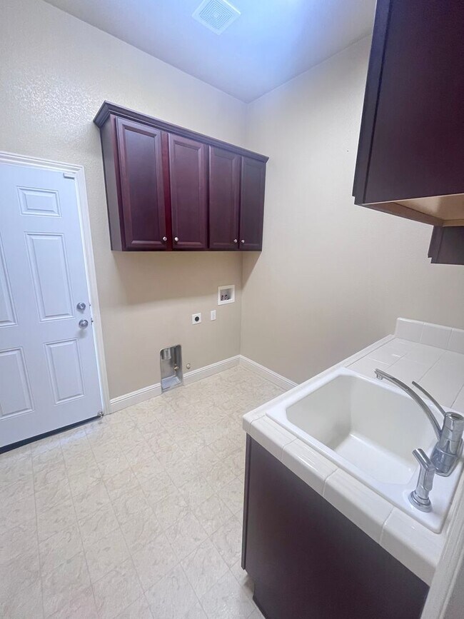 Building Photo - BEAUTIFUL HOME IN ELK GROVE WITH POOL!!