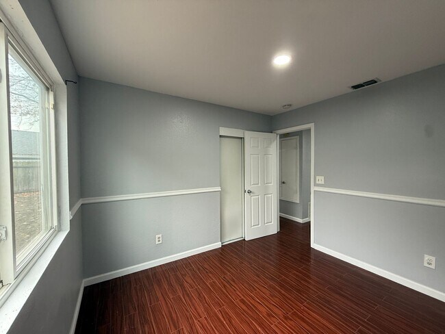 Building Photo - Bright Updated Single Story Home