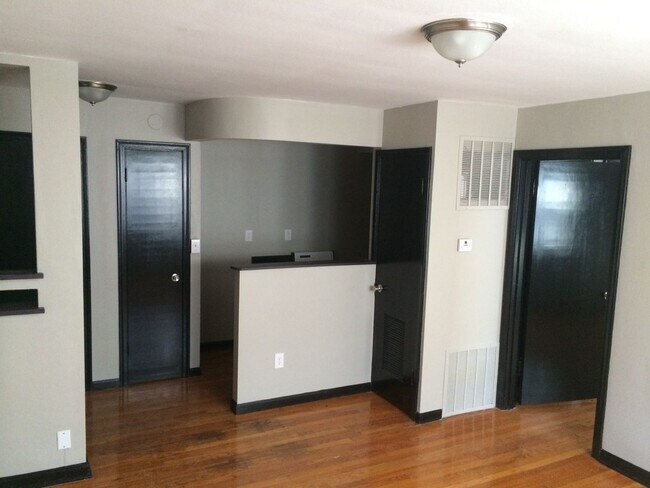 Building Photo - One bedroom charmer close to St Francis Park