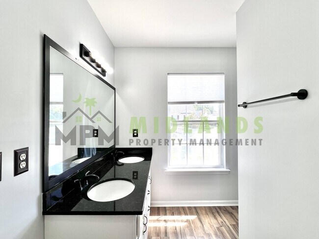 Building Photo - 492 Denman Loop