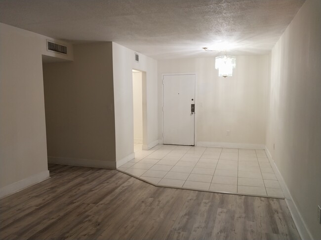 Dining Room/Entrance - 9405 W Flagler St