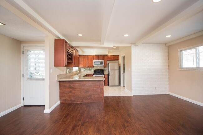 Building Photo - Single Family Stunner!