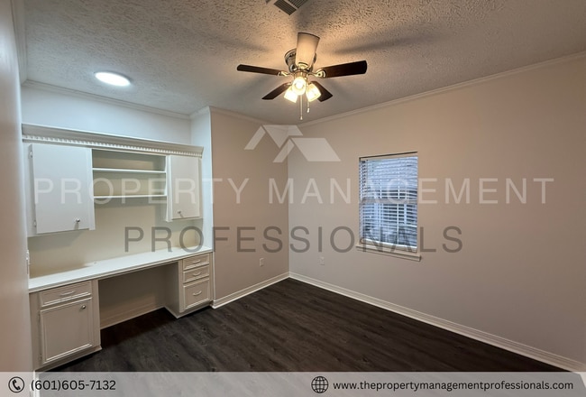 Building Photo - Renovated beauty near the country club and golf course!