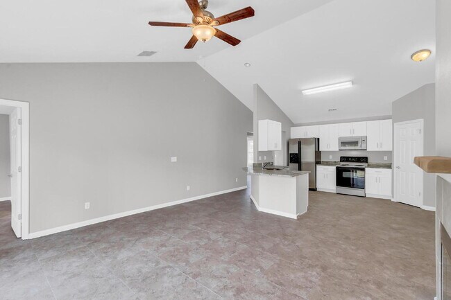 Building Photo - "Spacious 3-Bedroom Home with 2 Full Baths in the Heart of Palm Coast!"