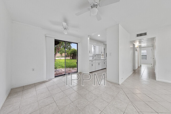 Building Photo - 717 E Jim Hogg Ave