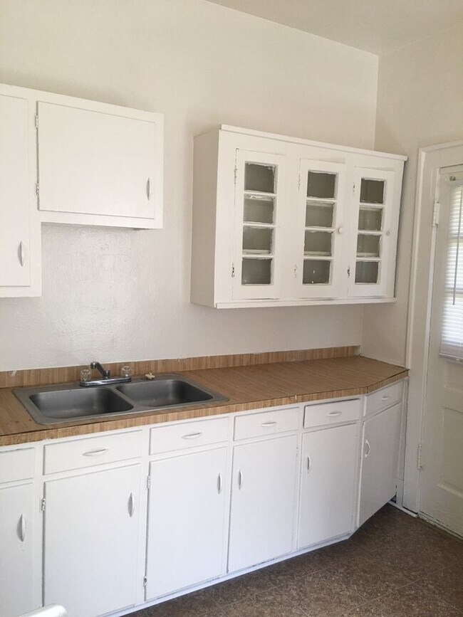 Building Photo - 2339 Schaul St