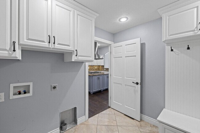 Building Photo - 5 Bedroom Dream Home!