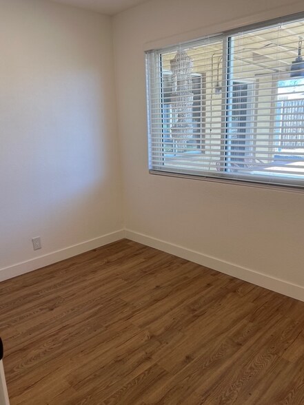 Building Photo - 402 E Las Palmaritas Dr