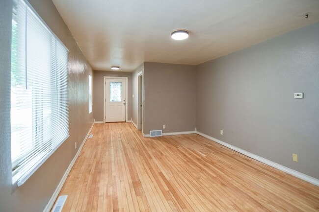 Building Photo - 4 Bed 1 Bath Single Family Home