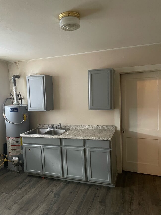 Building Photo - 2348 Iroquois St