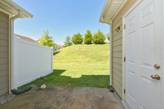 Building Photo - Minutes to Nashville! Stylish 2BR/2.5BA Goodlettsville Townhome