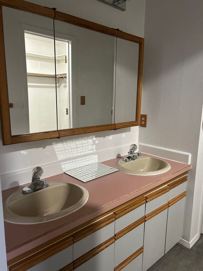 Building Photo - Century 21 Gold Rush - 3 bed, 2.5 bath (Fa...