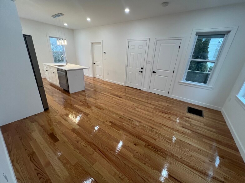 Building Photo - 82 Albertina St