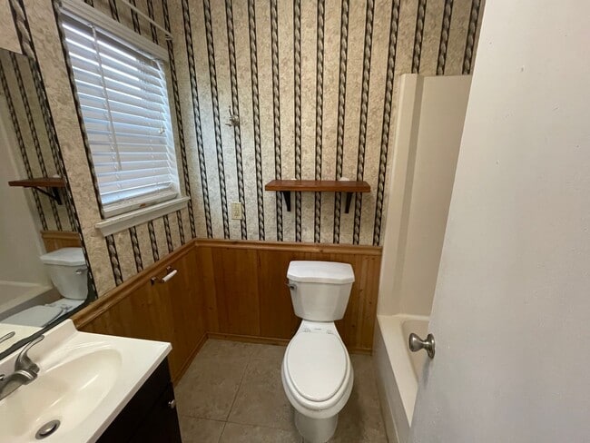 Building Photo - APRIL MOVE IN Spacious 2 Bedroom 2 Bathroom Apartment on Bus Route!