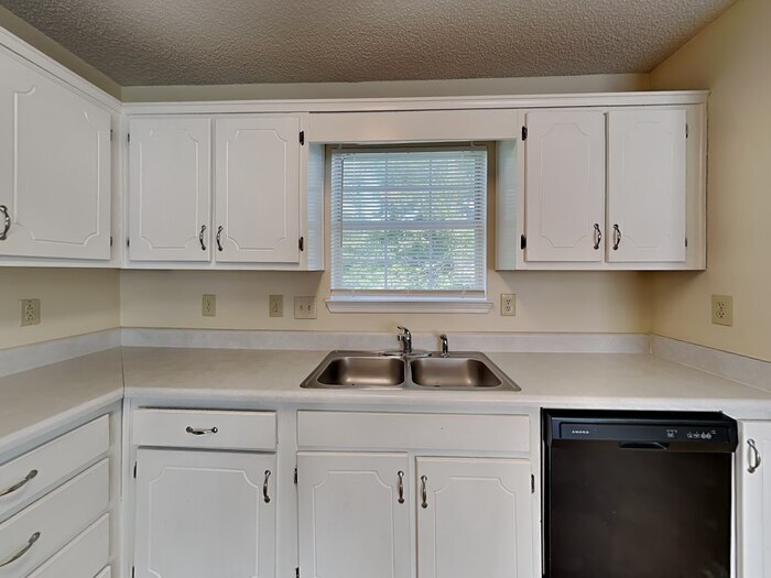 Building Photo - 114 Hampton Oaks Dr