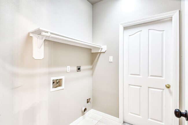 Building Photo - 7502 Wedgewood Dr