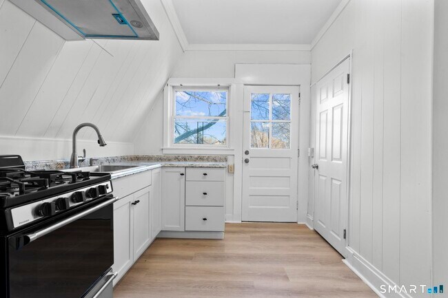 Building Photo - 141 Augur St