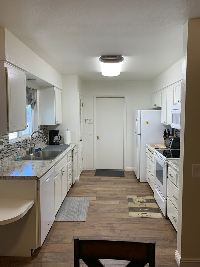 Building Photo - COMING SOON! Beautiful 2 Bedroom, 2 Bath i...