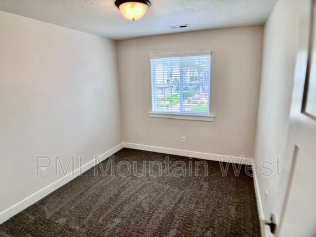 Building Photo - 269 E Ellen Ln