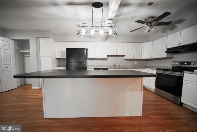 Building Photo - 10106 Campus Way S