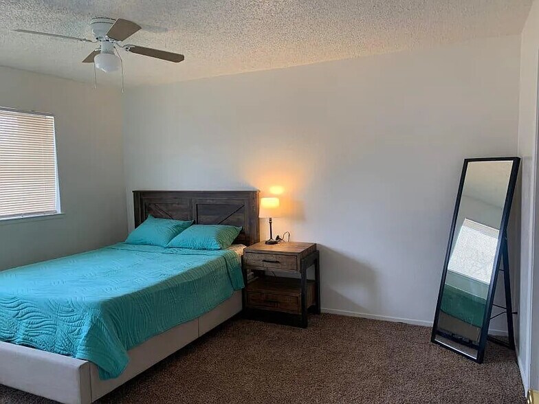 Building Photo - 1190 S Winery Ave