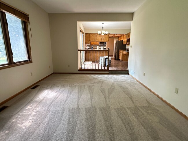 Building Photo - Lakeville Single Family Home, Dishwasher, ...