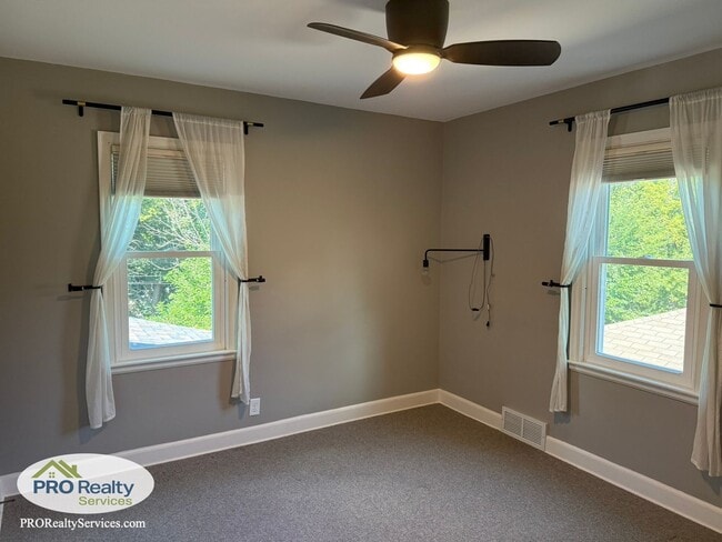 Building Photo - 2 Bedroom Upper Level Duplex Unit