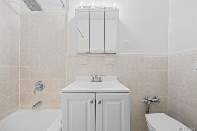 Building Photo - 255 Bronx River Rd