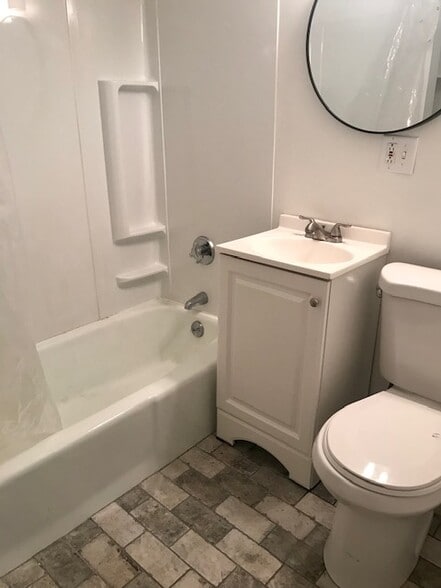 Full bath - 15 Maple St