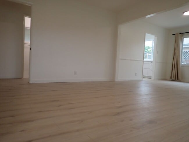 Building Photo - Single Family House in Desirable Neighborhood
