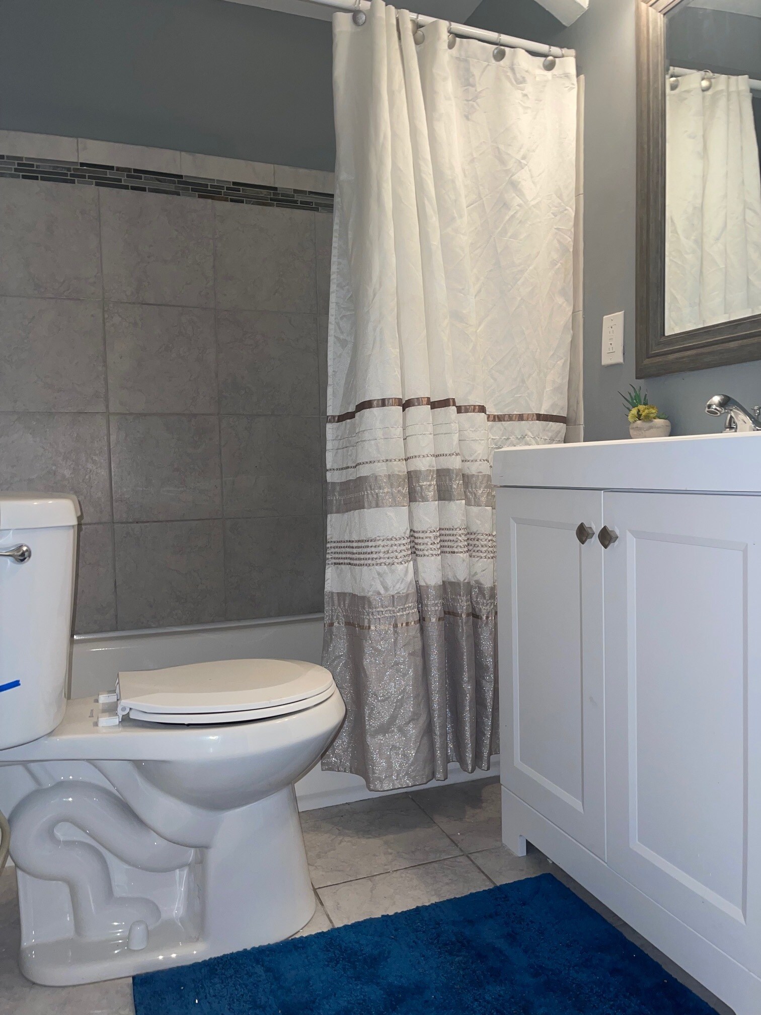 Full bath - 1614 Humphrey Ave