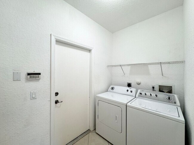 Building Photo - 8654 Lineyard Cay