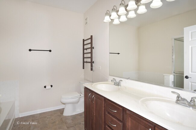 Building Photo - 2215 Aurora Dr
