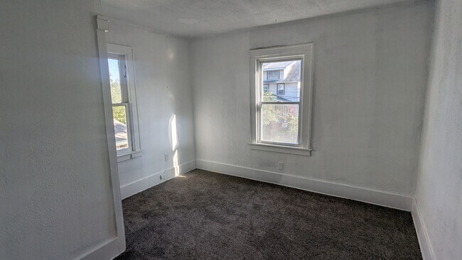 Building Photo - 711 Roselawn Ave