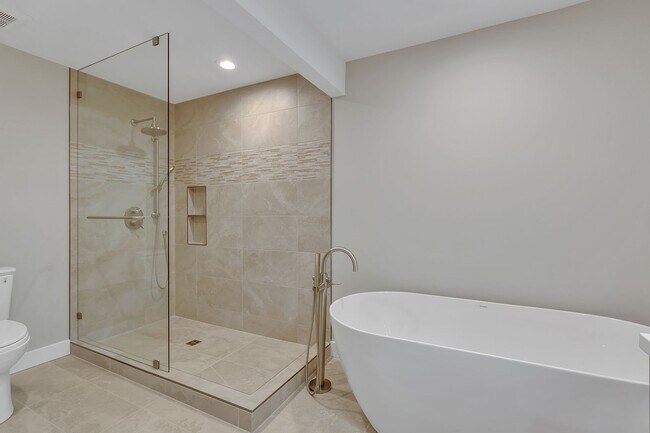 Building Photo - 4bed/2.25bath Stunning Remodeled Home on Expansive Wooded Lot in Woodinville
