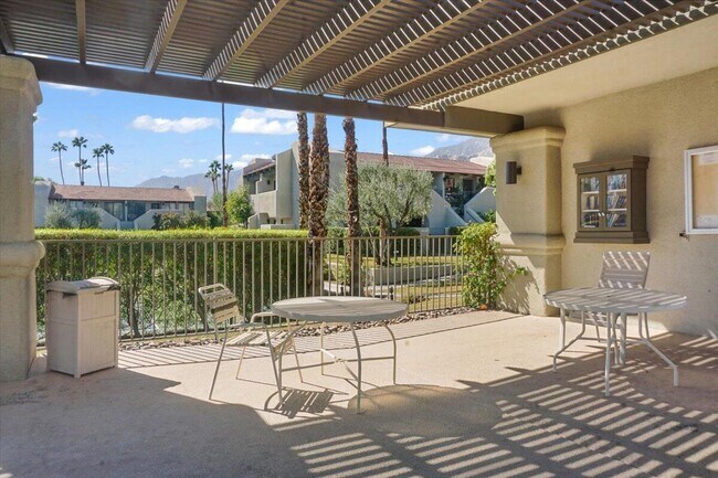 Building Photo - 1150 E Amado Rd