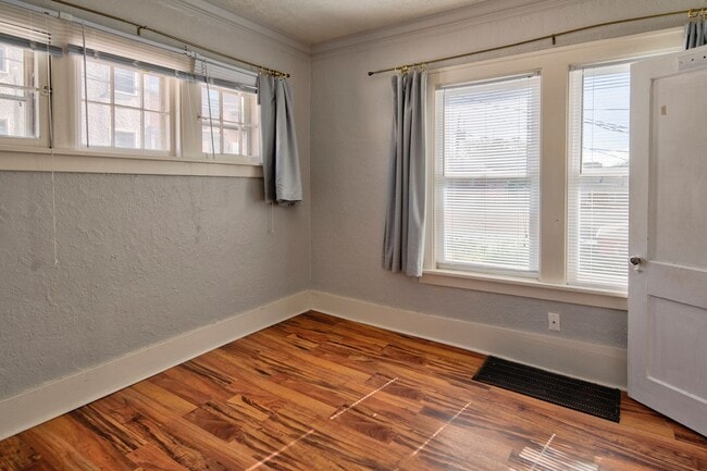 Building Photo - 563 S 35th St