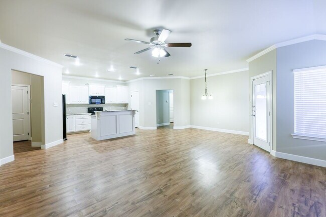 Building Photo - Beautiful, Spacious Duplex in South Lubbock